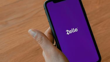 Imagen referencial de un teléfono con la aplicación Zelle.&nbsp;