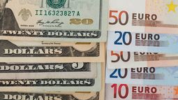 El dólar cae a 45 pesos cubanos mientras el euro llega a los 90 en Cuba