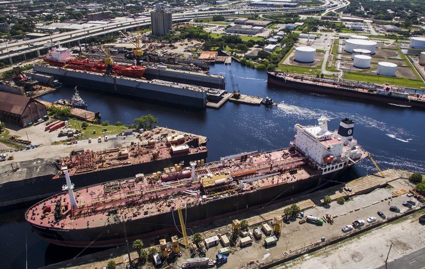 Vista parcial del puerto de Tampa, en Florida, que&nbsp;encargó este año dos nuevas grúas acordes con las dimensiones de los barcos de contenedores más grandes del mundo.