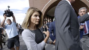 En esta foto del 27 de agosto del 2019, la actriz Lori Loughlin sale de un tribunal federal en Boston tras una audiencia sobre el esc&aacute;ndalo de sobornos de padres a universidades para conseguir que sus hijos sean admitidos.&nbsp;