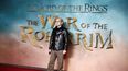 El director japonés Kenji Kamiyama posa en la alfombra roja a su llegada al estreno mundial de la película animada El Señor de los Anillos: La Guerra de los Rohirrim en el Odeon Luxe, en el centro de Londres, el 3 de diciembre de 2024.&nbsp; &nbsp; &nbsp;