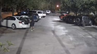 Las imágenes de la cámara de vigilancia muestran a Oscar Saavedra Cortés abriendo el baúl de uno de los carros estacionados en el campus universitario.