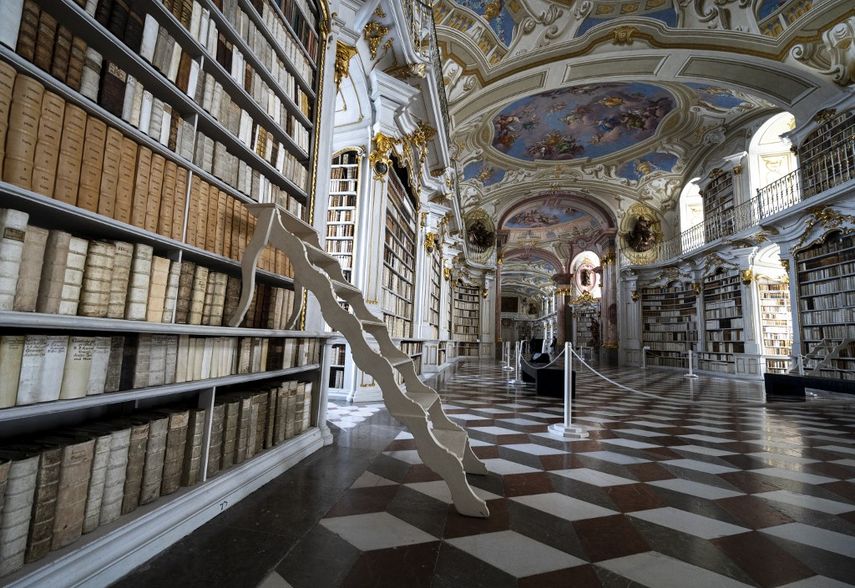 La biblioteca de la abadía benedictina en Admont está repleta de 70.000 libros. Si bien se inauguró en 1776, los manuscritos más antiguos datan del siglo VIII y se salvaron milagrosamente de un incendio en 1865 que devoró gran parte de la ciudad y el monasterio.