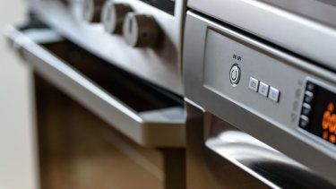 Si va a estar por largo periodo fuera de su casa, hay que desconectar los electrodomésticos pequeños. 