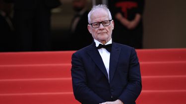 El Delegado General del Festival de Cannes, Thierry Fremaux, mira a los invitados que llegan para la proyección de la película Firebrand durante la 76a edición del Festival de Cine de Cannes en Cannes, sur de Francia, el 21 de mayo de 2023. &nbsp;