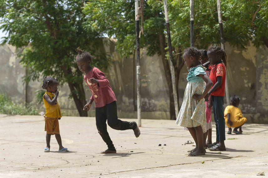Niños desplazados que huyeron de la violencia en curso por parte de dos generales rivales en Sudán, juegan en el patio de la universidad de al-Jazira, transformada en un refugio improvisado, en al-Hasaheisa, al sur de Jartum, el 8 de julio de 2023.&nbsp; &nbsp;