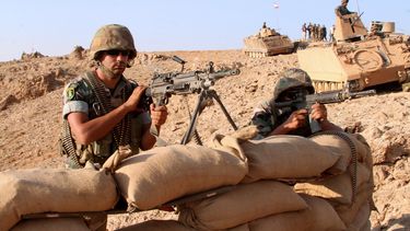Fotografía tomada durante un tour del ejercito libanés, en el que se muestra a soldados libaneses durante una operación contra el Estado Islámico el pasado 17 de agosto de 2017, en Ras Baalbek, cerca de la frontera con Siria (Líbano). &nbsp;
