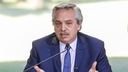 Foto del folleto publicada por la presidencia argentina del presidente Alberto Fernández hablando en la residencia presidencial de Olivos en Olivos, Buenos Aires, el 14 de agosto de 2020 en medio de la pandemia del coronavirus COVID-19.