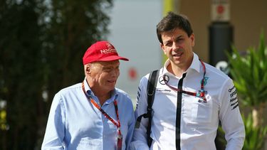Niki Lauda (izquierda) y Toto Wolff (derecha) son los encargados de buscar el sustituto de Nico Rosberg