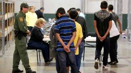 Según el Alto Comisionado de las Naciones Unidas para los Refugiados, en 2016 en la frontera de EEUU con México fueron detenidos alrededor de 64.000 menores centroamericanos.