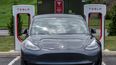 Un auto Tesla en una estación de carga.