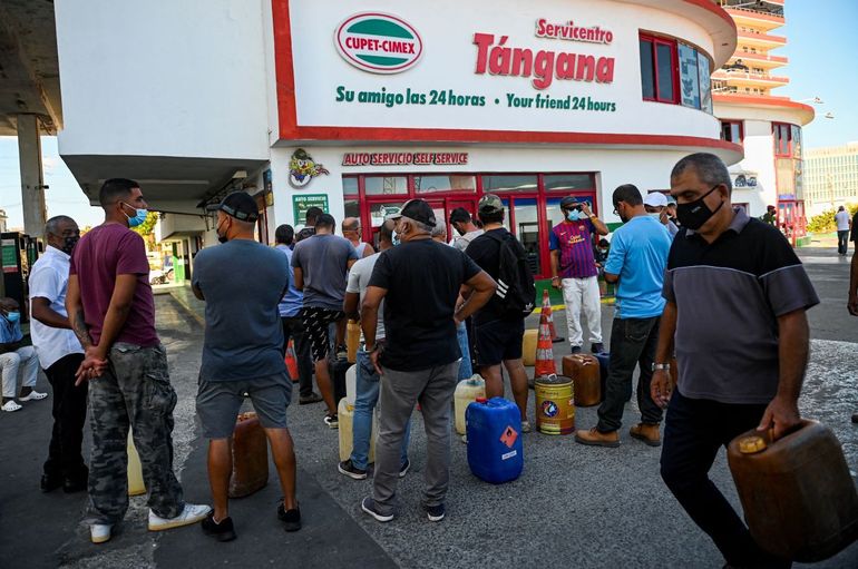 Cubanos hacen colas con sus bidones con la esperanza de comprar combustible en La Habana.