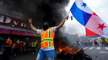 Los trabajadores protestan en apoyo de los maestros en huelga frente a la Asamblea Nacional en la Ciudad de Panamá.