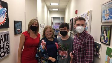 Ana Laura dos Santos Lara, de la organización Parent to Parent of Miami; Roxana Corcuera, presidente de la Bryan`s Art Foundation y los artistas Arturo Brito y Nicolas Ghindo.&nbsp;