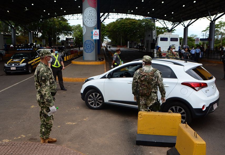Militares bloquean el Puente de la Amistad en Ciudad del Este, Paraguay, en la frontera con Brasil, el 18 de marzo de 2020.