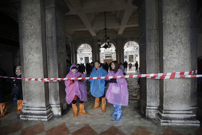 Turistas se re&uacute;nen en la inundada Plaza San Marcos en Venecia el viernes 15 de noviembre de 2019.&nbsp;