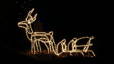 Luces de Navidad adornas las casas.