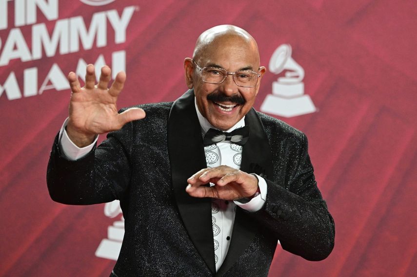 El músico venezolano Oscar DLeon asiste a la 25a Entrega Anual de los Premios Latin Grammy en el Kaseya Center en Miami, Florida, el 14 de noviembre de 2024.&nbsp;