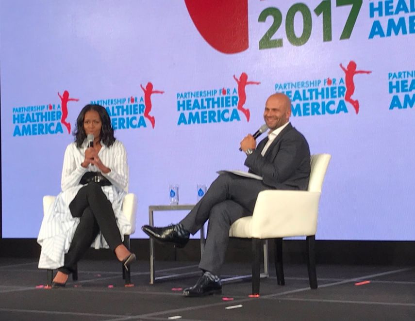 Las normas impulsadas por Michelle Obama exigen que las escuelas sirvan más comida integral y frutas y verduras frescas a millones de niños, además de que se limiten las cantidades de sodio y leche grasa.