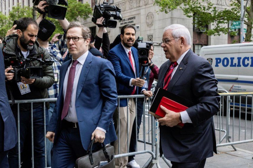 El senador Bob Menéndez, demócrata por Nueva Jersey, llega al primer día de su juicio en la corte federal de Manhattan, el lunes 13 de mayo de 2024, en Nueva York.&nbsp;