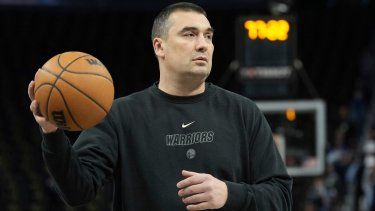 El entrenador asistente de los Warriors de Golden State Dejan Milojevic previo a un partido contra los Pelicans de Nueva York, el martes 28 de marzo de 2023.&nbsp;