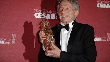 En esta foto del 28 de febrero del 2014, el cineasta Roman Polanski posa tras ganar el premio César al mejor director en París. (AP)