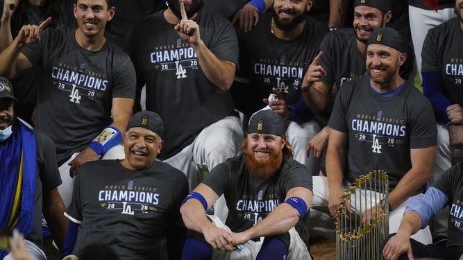 El manager de los Dodgers de Los Ángeles, Dave Roberts, y el antesalista Justin Turner, posan para una foto tras la conquista de la Serie Mundial ante los Rays de Tampa Bay, el martes 27 de octubre de 2020, en Arlington, Texas