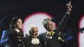 Vicente Fernández, centro, con su hijo Alejandro Fernández, derecha, y su nieto Alex Fernández tras interpretar un número musical en la 20a entrega del Latin Grammy el jueves 14 de noviembre de 2019 en el MGM Grand Garden Arena en Las Vegas. Vicente Fernández, centro, con su hijo Alejandro Fernández, derecha, y su nieto Alex Fernández tras interpretar un número musical en la 20a entrega del Latin Grammy el jueves 14 de noviembre de 2019 en el MGM Grand Garden Arena en Las Vegas.