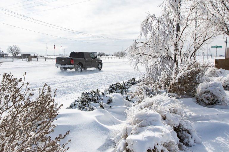 Nieve y hielo cubren parte de la Avenida Grandview y la Calle Charles Walker, el lunes 15 de febrero de 2021 en Odessa, Texas. 