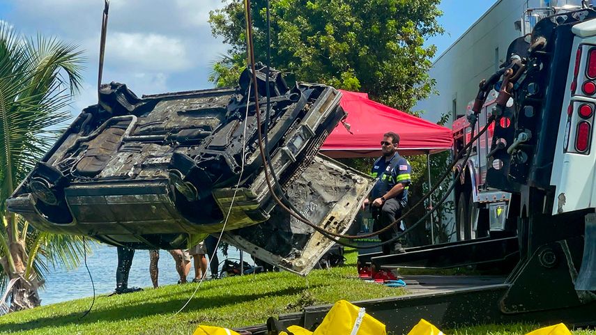 Uno de los vehículos extraídos de un lago situado en la ciudad de Doral.