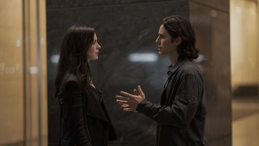 En esta imagen proporcionada por Apple TV+ Anne Hathaway y Jared Leto en una escena de la serie limitada WeCrashed sobre el ascenso y caída de WeWork.