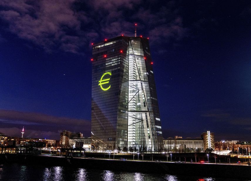 El símbolo del euro es proyectado en el edificio del Banco Central Europeo durante un ensayo en Fráncfort, Alemania, el jueves 30 de diciembre de 2021.&nbsp;