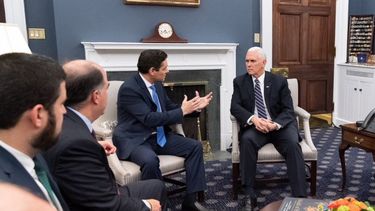 Carlos Vecchio (izq.), representante en Washington del presidente encargado de Venezuela, Juan Guaidó, conversa con el vicepresidente de los EEUU, Mike Pence.