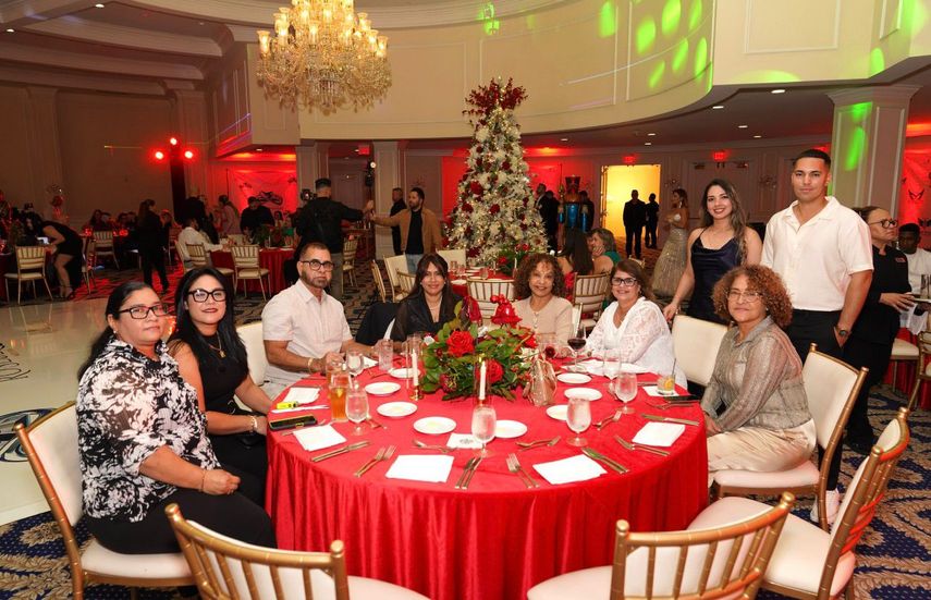 Invitados y empleados se reunieron en una noche de celebración y reconocimiento por los logros del año.