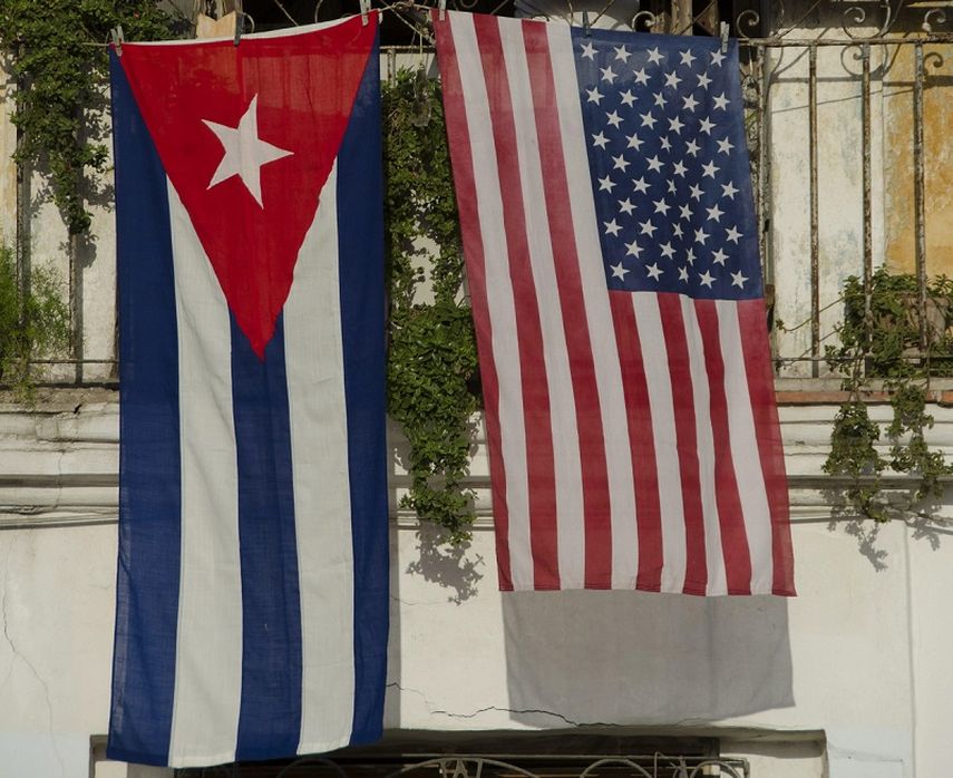 Banderas de Cuba y EEUU en un balcón de La Habana. una realidad que pareció siempre ficción. (EFE)