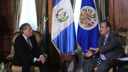 El presidente guatemalteco Alejandro Giammattei, se reuni&oacute; con el secretario general de la Organizaci&oacute;n de Estados Americanos (OEA), Luis Almagro.