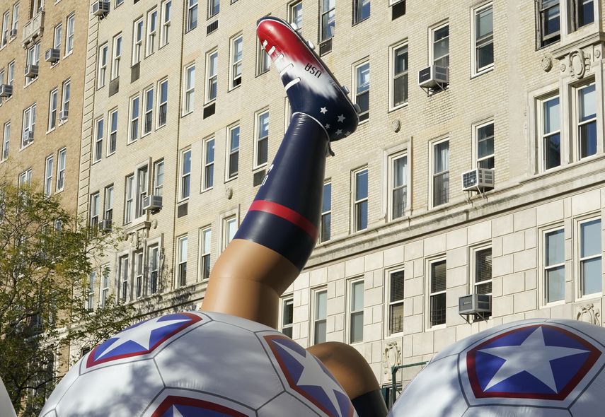 Miembros del quipo de Macys trabajan para inflar el globo Striker the US Soccer Star, que se usará en el próximo 96 Desfile del Día de Acción de Gracias de Macys, en la ciudad de Nueva York el 23 de noviembre de 2022.