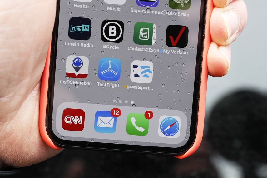 El funcionario de distrito electoral Carl Voss, de Des Moines, Iowa, sostiene su iPhone que muestra la app para reportar resultados del Partido Dem&oacute;crata de Iowa el martes 4 de febrero de 2020, en Des Moines, Iowa.&nbsp;