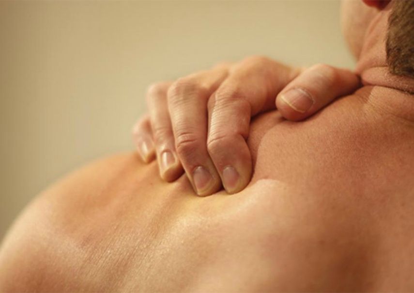 Los síntomas son dolores musculares intensos, los cuales afectan principalmente a la región cervical y del trapecio y a las extremidades.&nbsp;