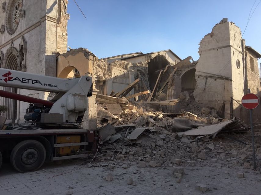 La ciudad más dañada por este nuevo desastre ha sido Norcia, cuyo patrimonio cultural ha quedado muy afectado, con el derrumbe casi total de la Basílica de San Benedicto, de la que solo queda en pie la fachada