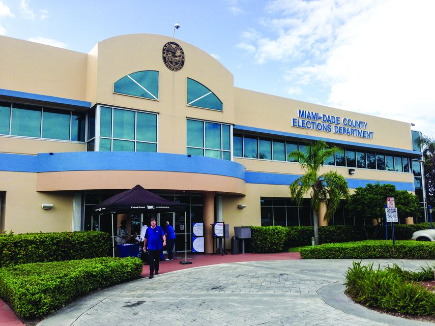 Fachada del centro del edificio que alberga a la autoridad electoral de Miami-Dade.