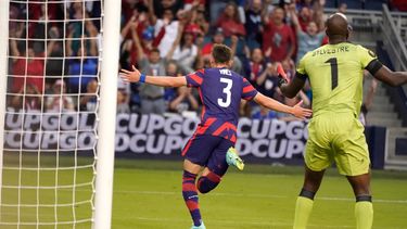El defensor Sam Vines (3), de EEUU, festeja luego de anotar el gol de la victoria sobre Haití, en duelo de la Copa de Oro, el domingo 11 de julio de 2021, en Kansas City, Kansas