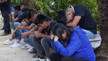 Vecinos rezan por los hermanos Yovani y Jair Valencia Olivares y por su primo Misael Olivares en San Marcos Atexquilapan (México), el 30 de junio del 2022. Los tres están desaparecidos y se teme que puedan figurar entre las víctimas de un camión de migrantes abandonado en San Antonio (Texas) en el que fueron encontradas más de 50 personas muertas.&nbsp;