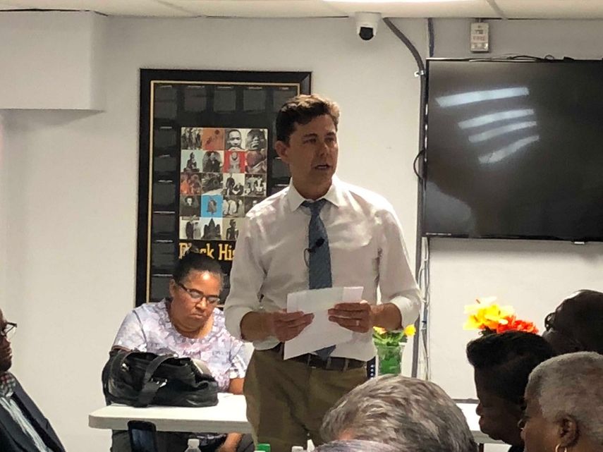 El comisionado del distrito 2 de la ciudad de Miami, Ken Russell, en el momento en el que anunciaba el retiro de su aspiracion a la cámara federal por el distrito 27.