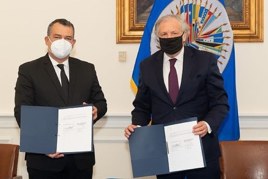 Imagen de la firma del acuerdo de cooperación entre República Dominicana y la OEA