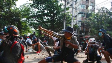 Manifestantes enfrentan a la policía en Yangón, Myanmar.