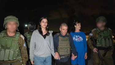 Fotografía cortesía del gobierno de Israel tomada el 20 de octubre de 2023 muestra a Natalie Shoshana Raanan y Judith Tai Raanan, liberadas por&nbsp; terroristas de Hamás en un lugar no revelado.
