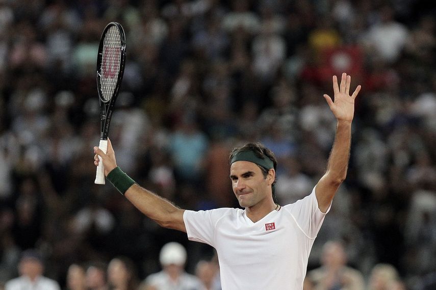 En esta foto de archivo del viernes 7 de febrero de 2020, Roger Federer agradece a la multitud después de ganar 3 sets a 2 contra Rafael Nadal en su partido de exhibición de tenis celebrado en el Cape Town Stadium en Ciudad del Cabo, Sudáfrica.&nbsp;&nbsp;
