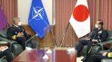 El jefe del Comité Militar de la OTAN, Rob Bauer, izquierda, se reúne con el jefe del Estado Mayor japonés Koji Yamazaki en el ministerio de Defensa en Tokio, martes 7 de junio de 2022. 
