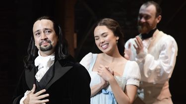 Lin-Manuel Miranda, creador de la galardonada obra musical de Broadway Hamilton recibe una ovación al final del estreno de la obra en el Centro de Bellas Artes Santurce en San Juan, Puerto Rico, 11 de enero de 2019.